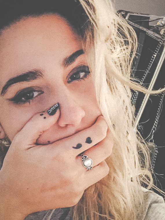 tatuaje corazon y coma en manos de Bannanitas